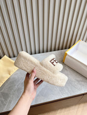 FENDI SLIPPER IN WHITE FUR WITH BROWN LOGO
