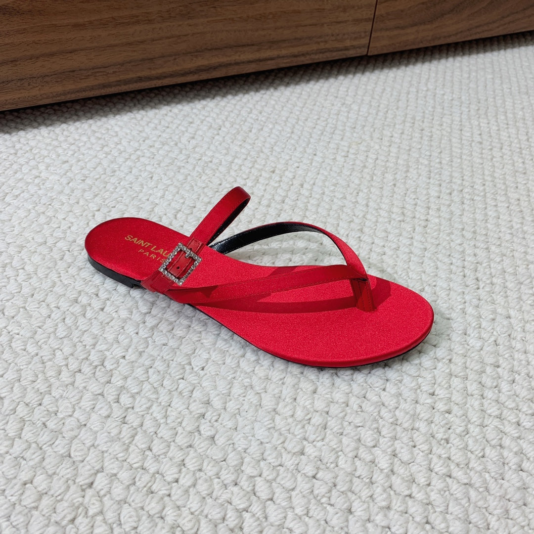 SL CRYSTAL BUCKLE THONG SANDAL RED SATIN