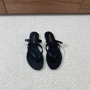 SL CRYSTAL BUCKLE THONG SANDAL BLACK SATIN