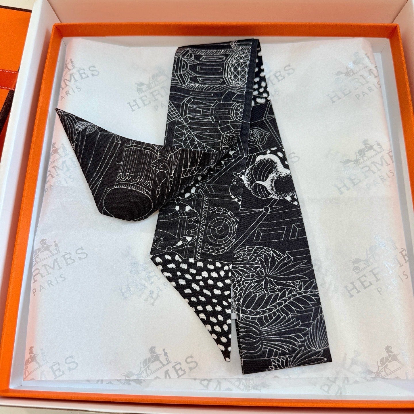 HERMES 25S NECKERCHIEF 86 IN SILK 989357