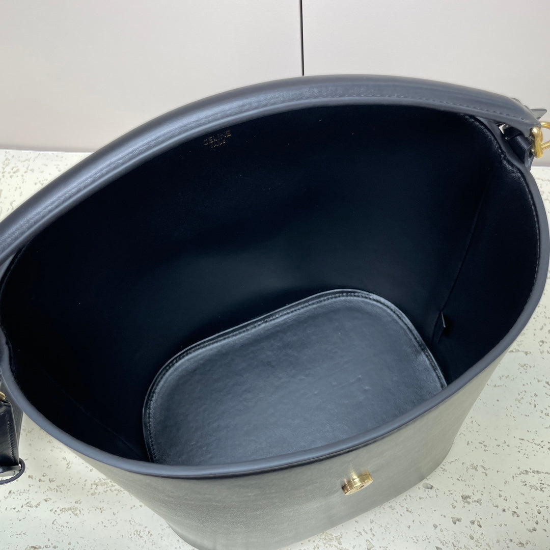 MEDIUM 28 LOUISE BAG IN BLACK SMOOTH CALFSKIN