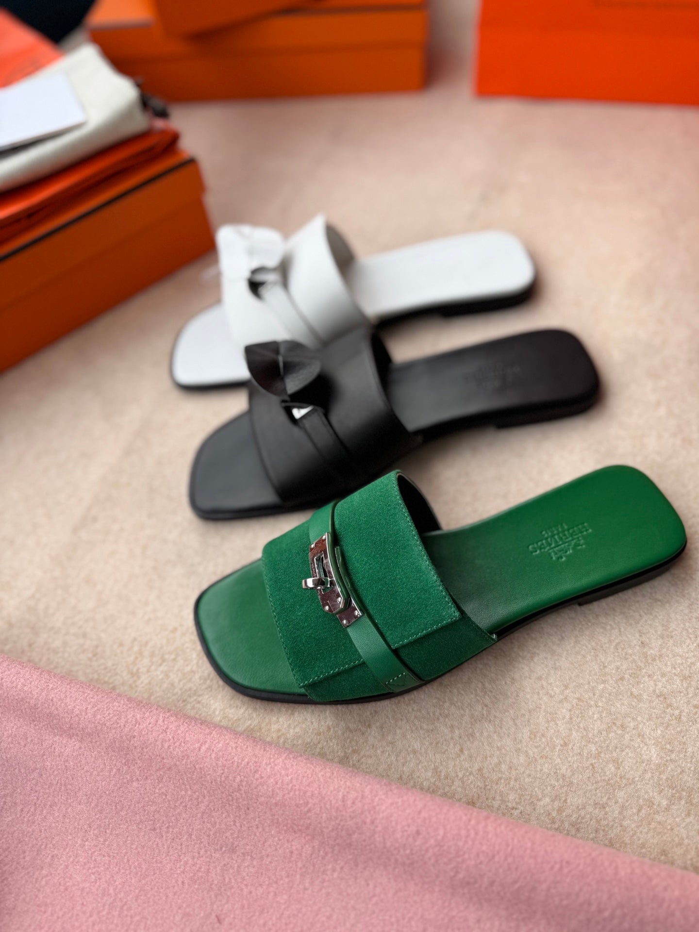 0RAN SANDALS IN BLACK CALFSKIN