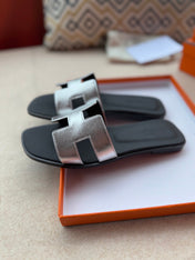 0RAN SANDALS IN SILVER CALFSKIN