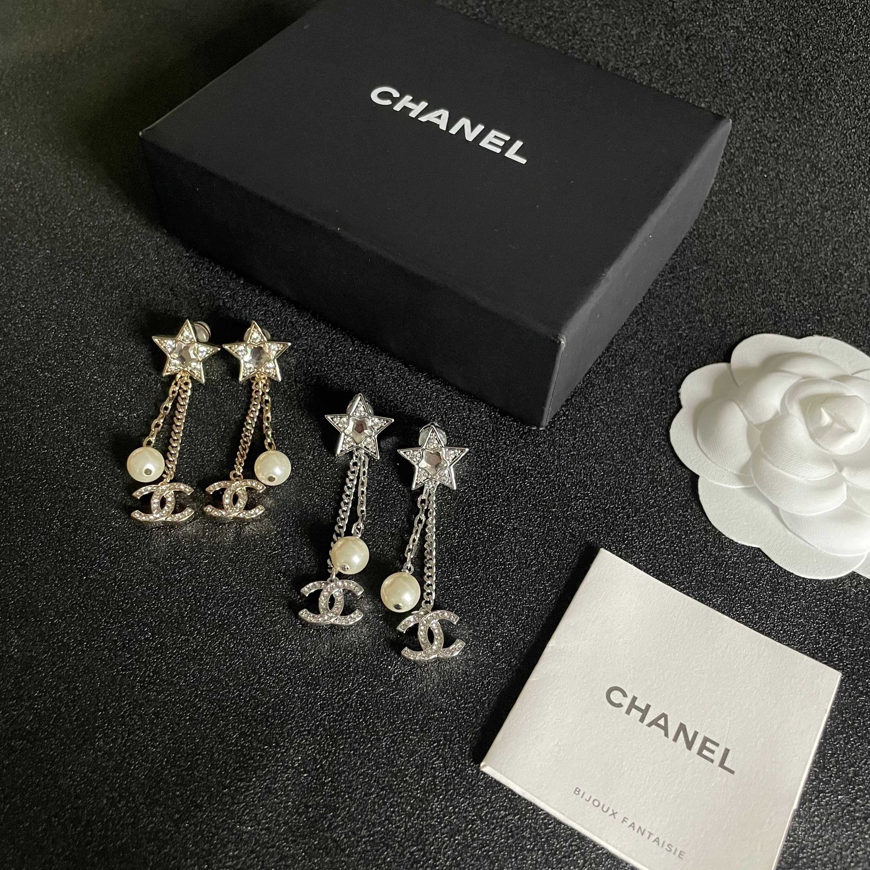 DOUBLE C STUD EARRINGS WITH STAR STONE DOUBLE CHAINS ONE WITH LOGO AND ONE WITH PEARL