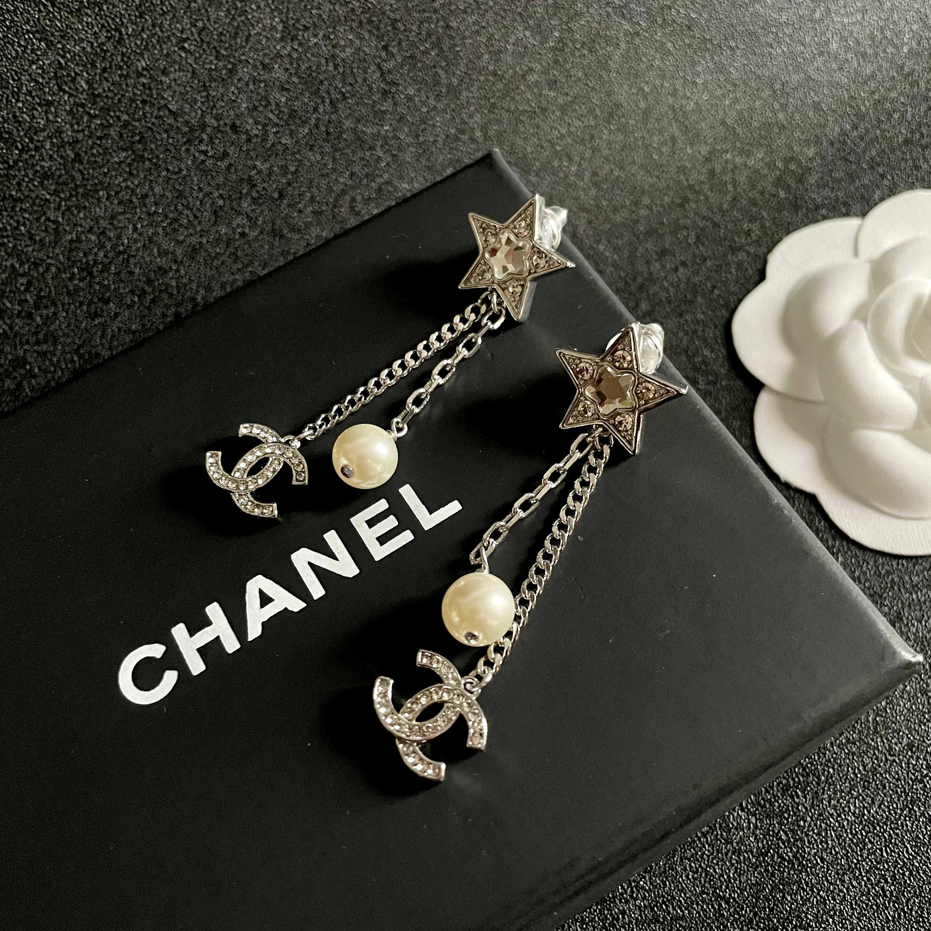 DOUBLE C STUD EARRINGS WITH STAR STONE DOUBLE CHAINS ONE WITH LOGO AND ONE WITH PEARL