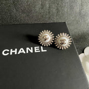 CHANEL 26S DOUBLE C LOGO CRYSTAL SUNBURST STUD EARRINGS IN GOLD METAL 629990