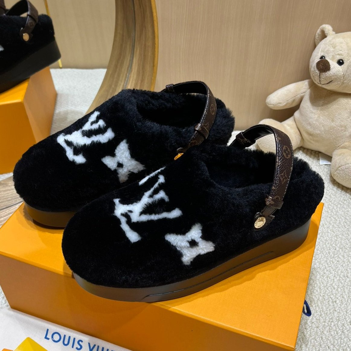 ASPEN COMFORT CLOG IN BLACK MIX WHITE FLEECE