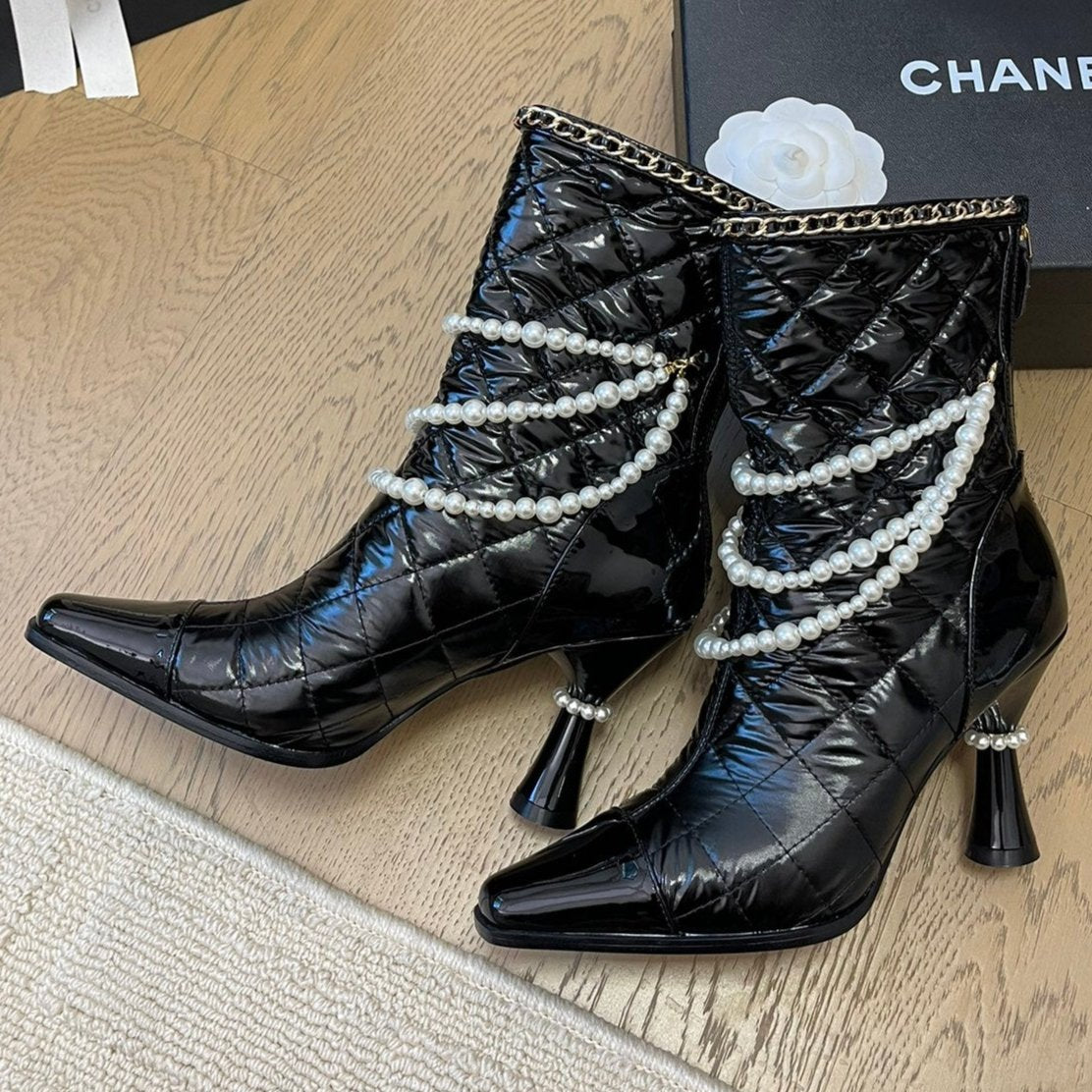 HIGH HEELS 8CM BOOTS IN BLACK CALFSKIN WITH PEARL CHAIN