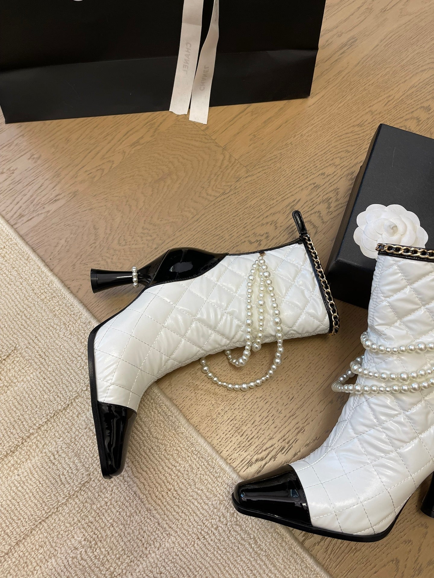 HIGH HEELS 8CM BOOTS IN WHITE MIX BLACK CALFSKIN WITH PEARL CHAIN