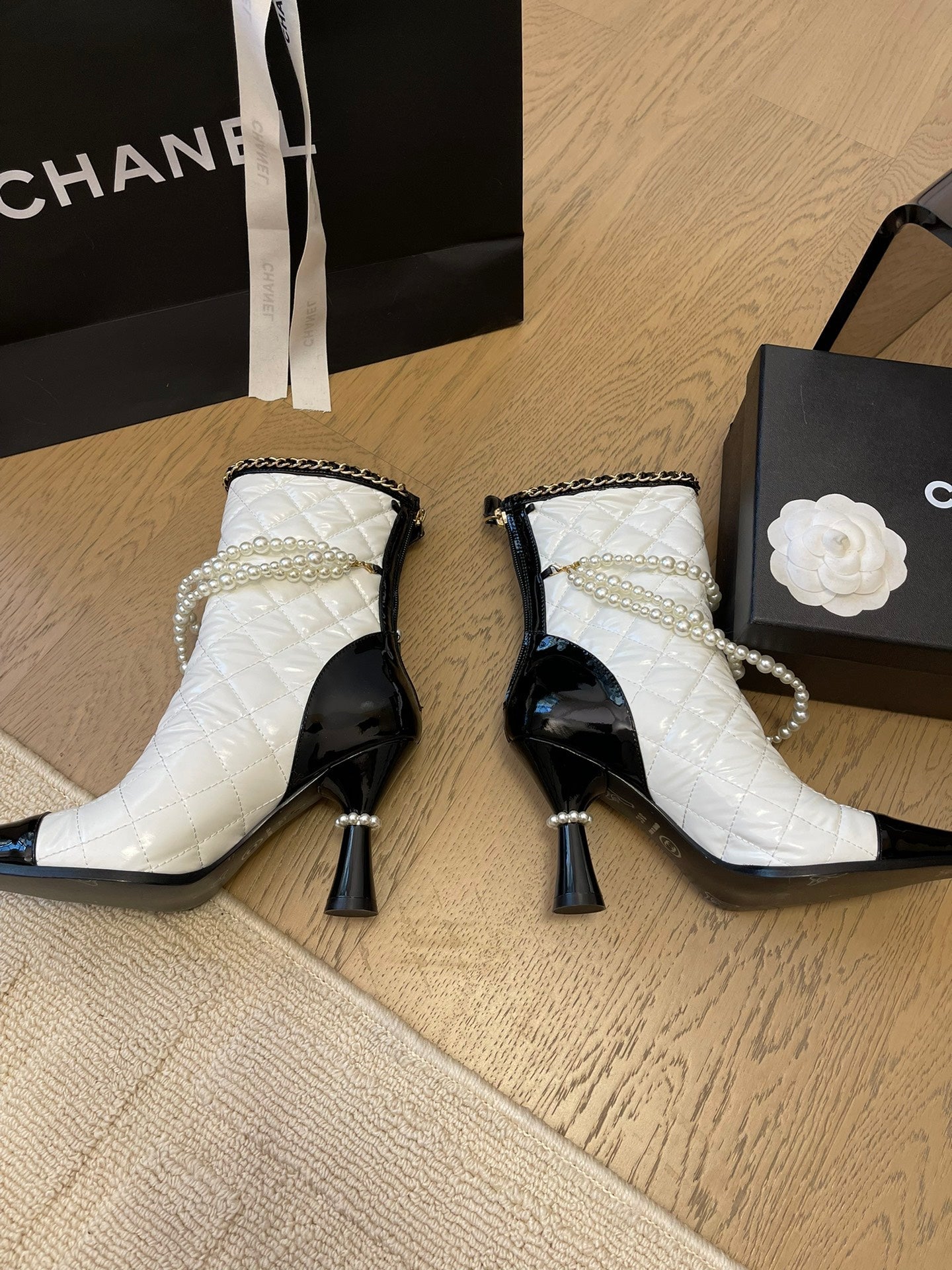 HIGH HEELS 8CM BOOTS IN WHITE MIX BLACK CALFSKIN WITH PEARL CHAIN