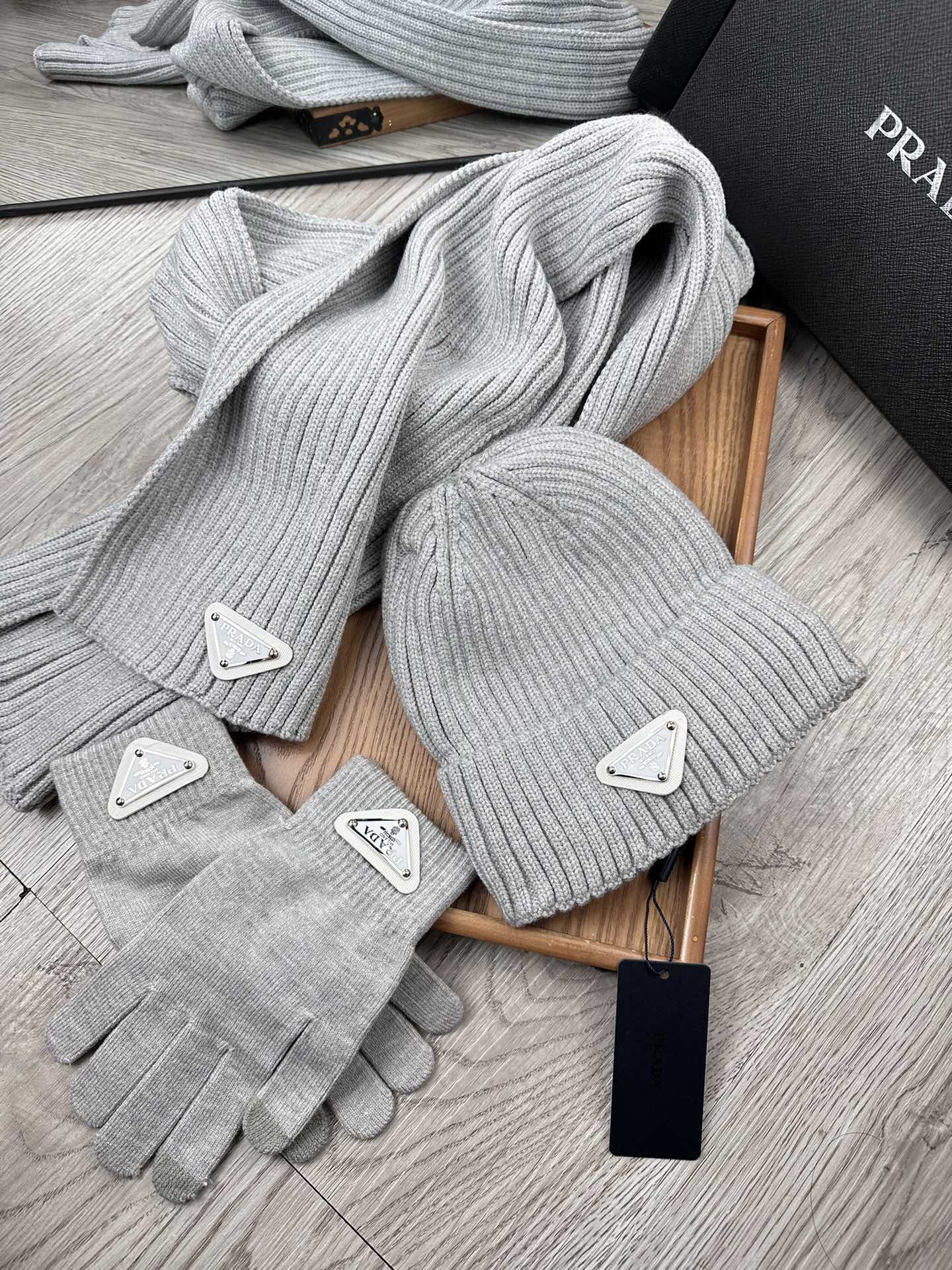 THREE-PIECES SET IN PALE GRAY WOOL AND ACRYLIC 406556