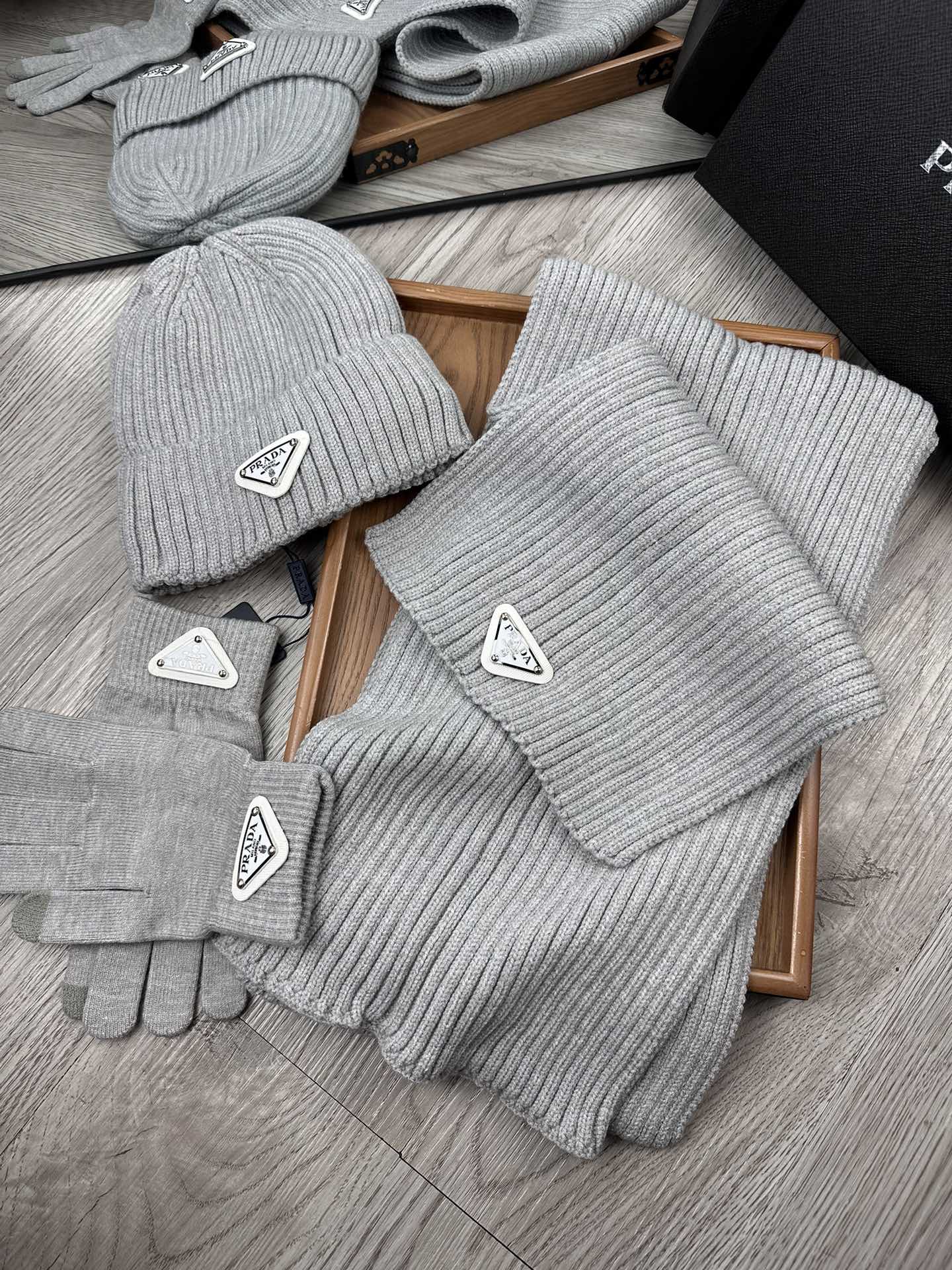 THREE-PIECES SET IN PALE GRAY WOOL AND ACRYLIC 406556