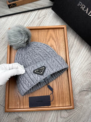 BEANIE HAT IN DOVE GRAY WOOL 352363