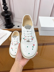 DIOR 26S LOW TOP SNEAKERS IN WHITE CANVAS WITH FLORAL EMBROIDERY