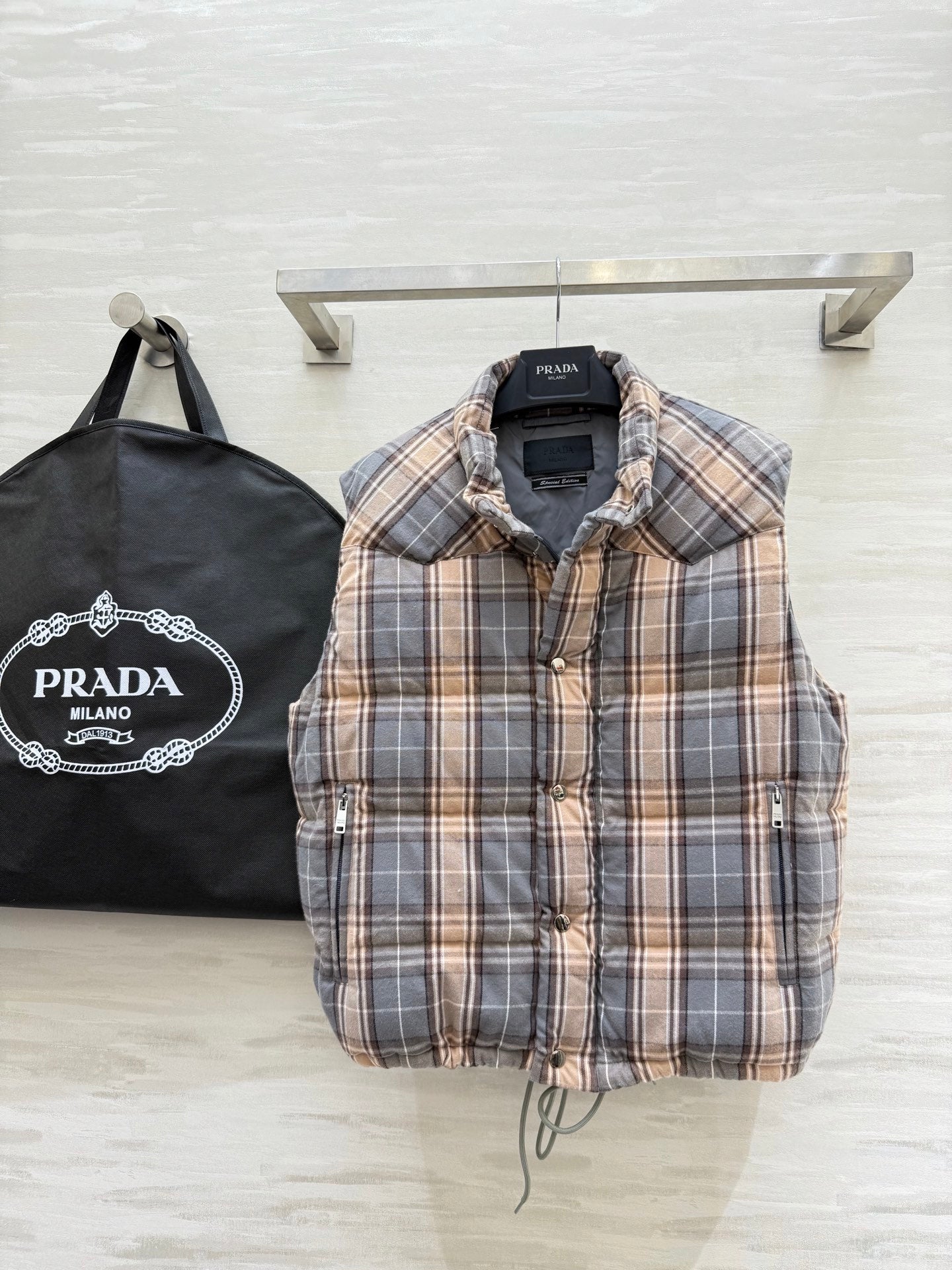 PRADA 25S PLAID DOWN VEST 512