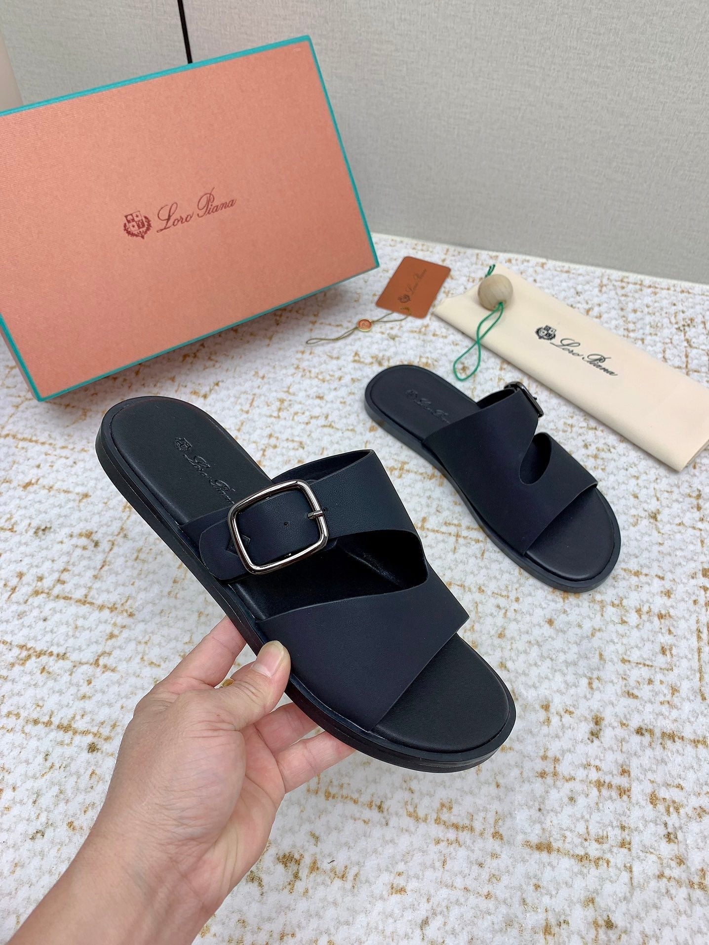 SANDALS IN BLACK CALFSKIN