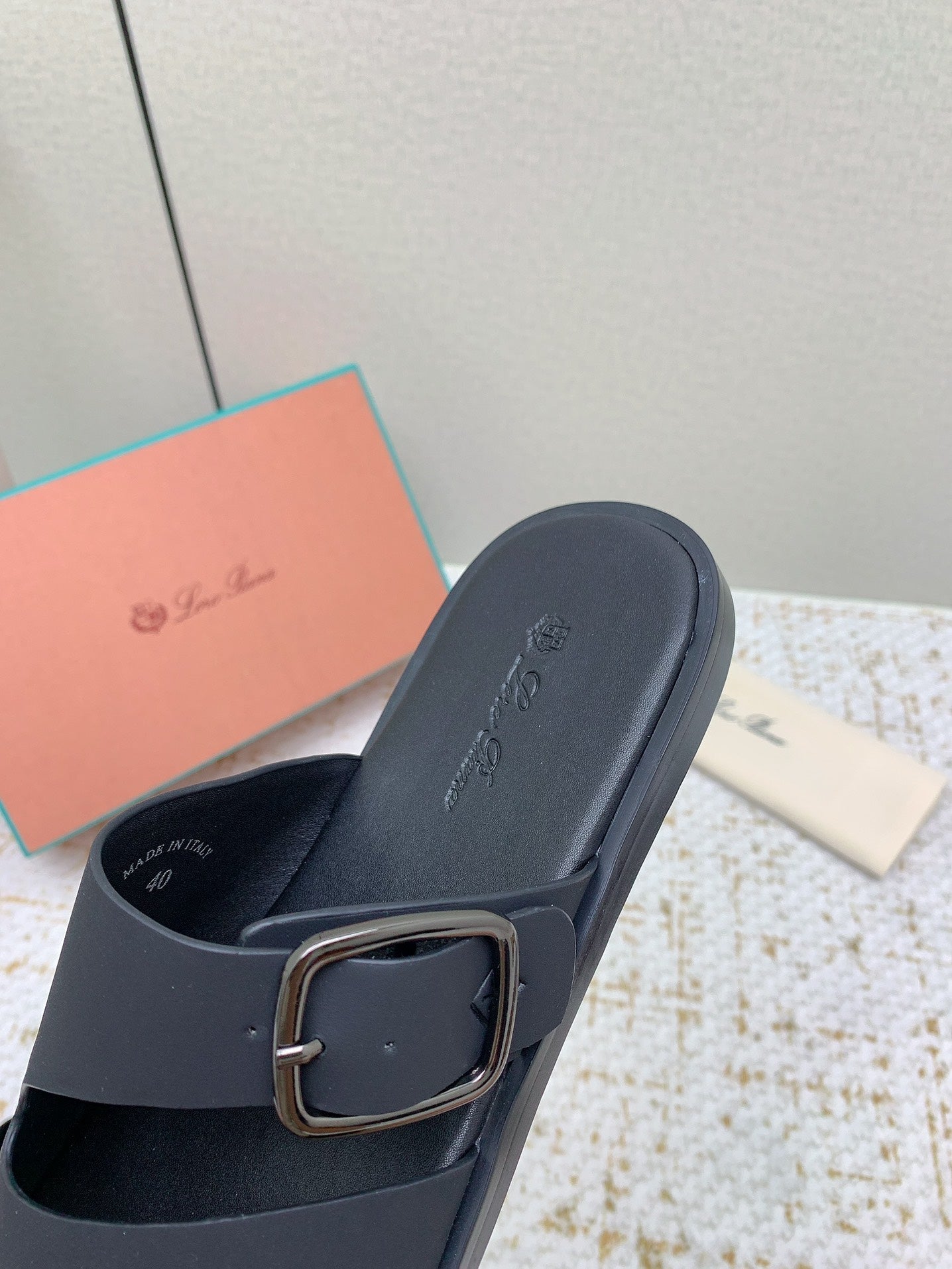 SANDALS IN BLACK CALFSKIN