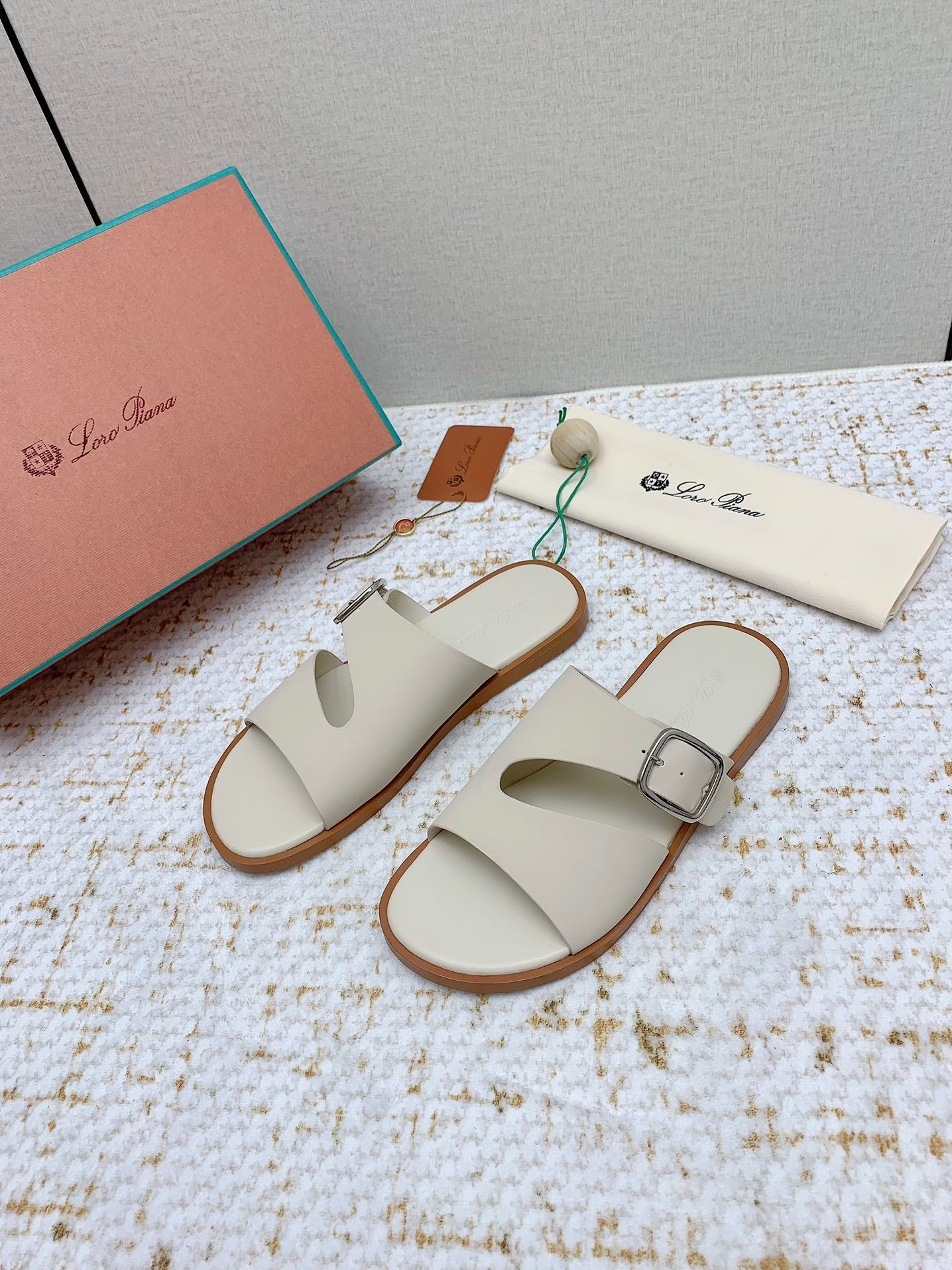 SANDALS IN CREAM WHITE CALFSKIN