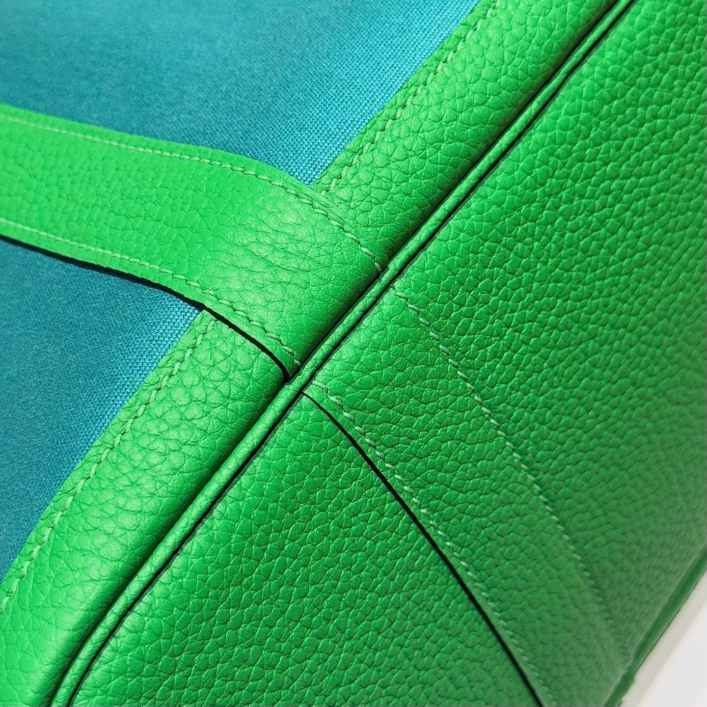 GARDEN PARTY 30CM IN CADMIUM GREEN TOILETS COTTON CANVAS AND GREEN CALFSKIN