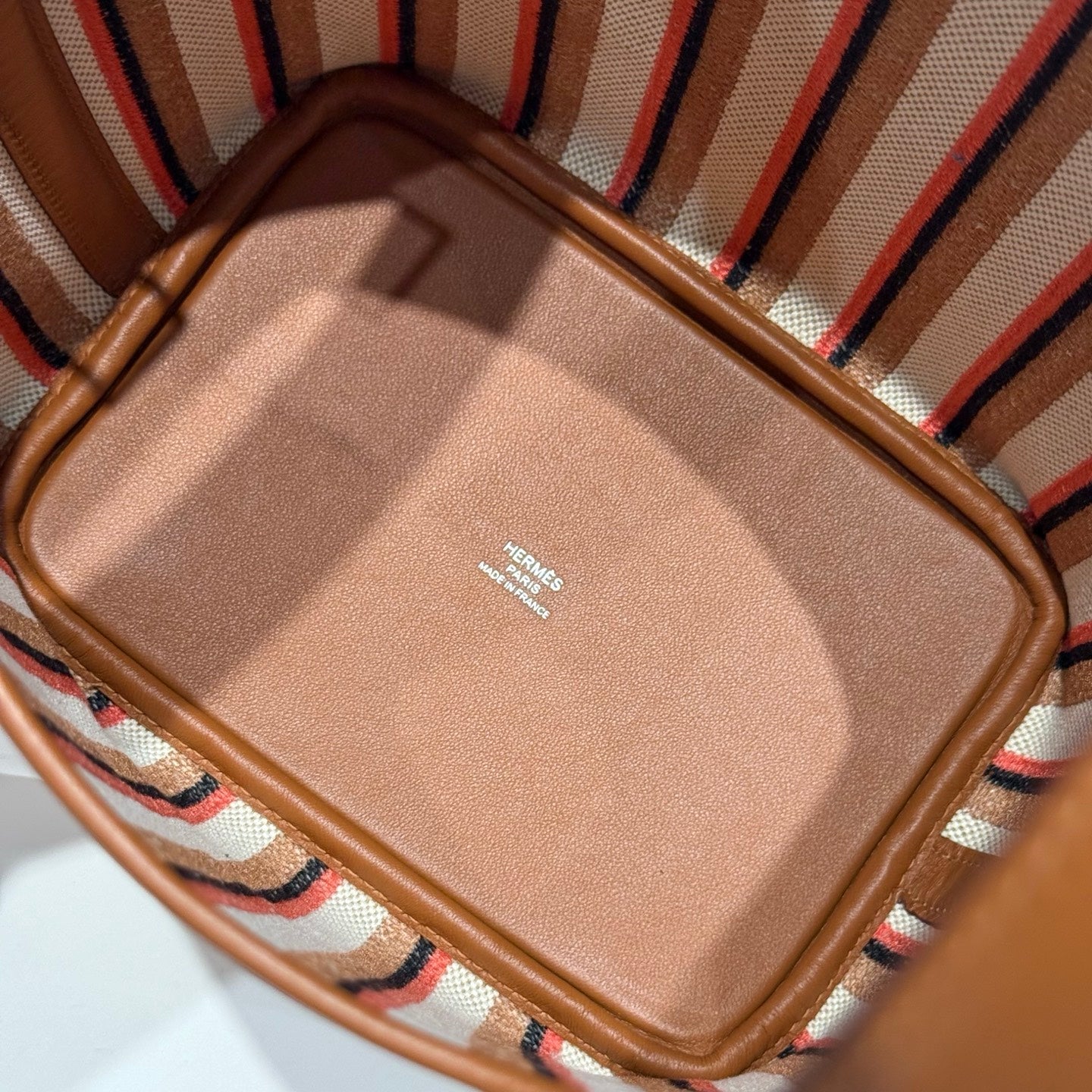 PICOTIN LOCK 18 BAG IN GOLD CALFSKIN ÉCRU/BEIGE/FAUVE/ROSE POP/NOIR EMBROIDERY CANVAS