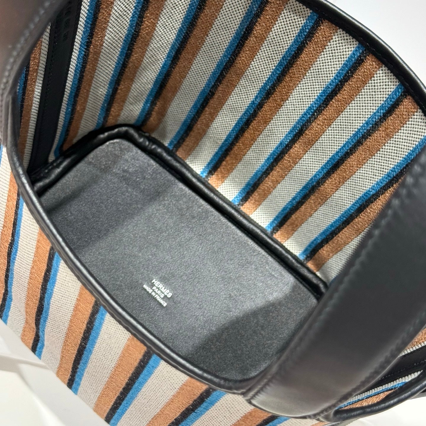 PICOTIN LOCK 18 BAG IN BLACK CALFSKIN ÉCRU/NOIR/FAUVE/NOIR/BLEU ZANZIBAR EMBROIDERY CANVAS