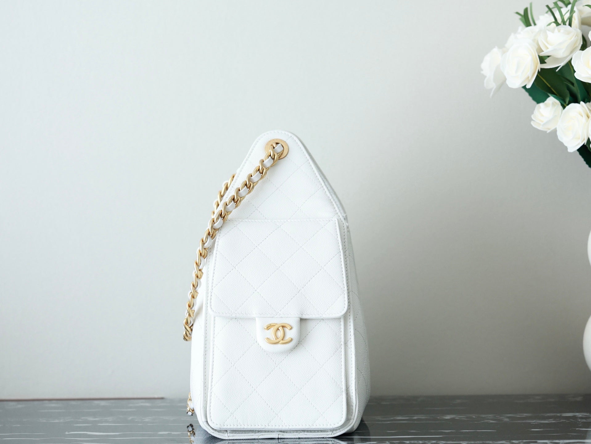 CHANEL 25S HOBO BAG 30 CM IN WHITE LAMBSKIN WITH GOLD HARDWARE