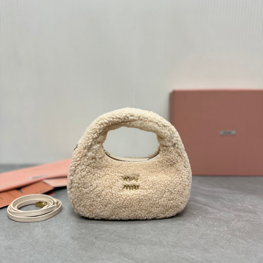 WANDER HOBO BAG 18 IN BEIGE SHEARLING