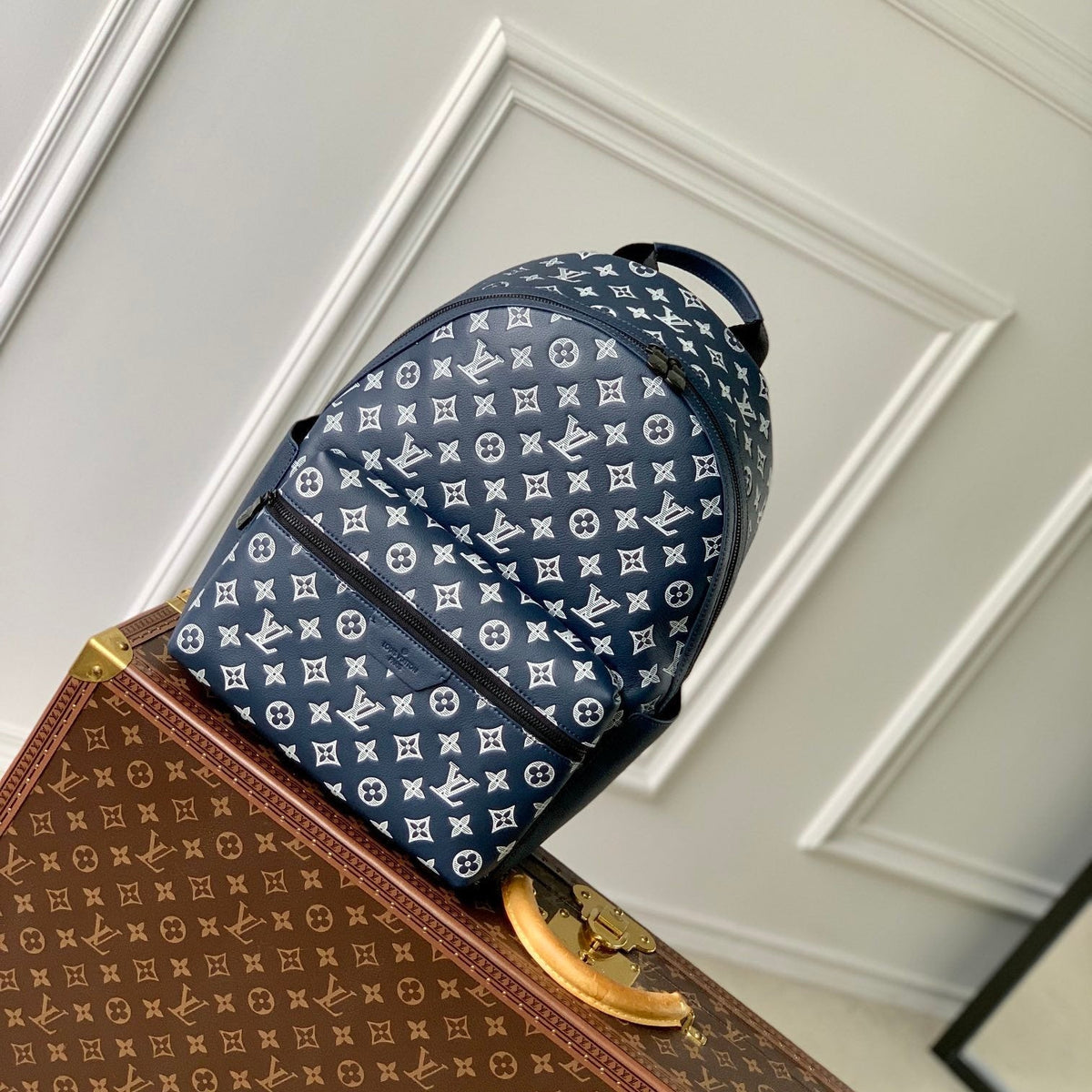 DISCOVERY PM BACKPACK 38 IN NAVY BLUE LAMBSKIN WHITE MONOGRAM LOGO