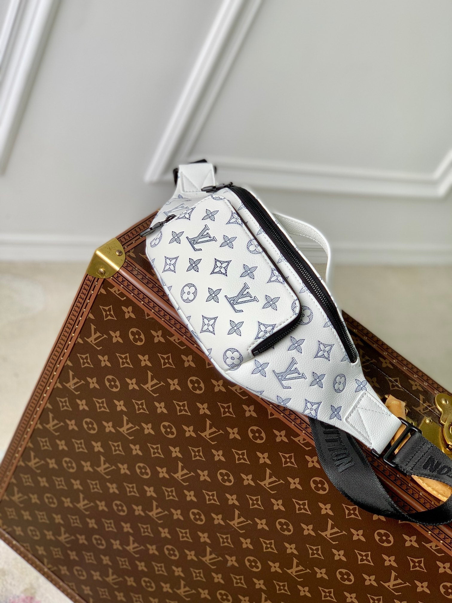 RUSH BUMBAG 30 IN WHITE MONOGRAM SHADOW CALFSKIN