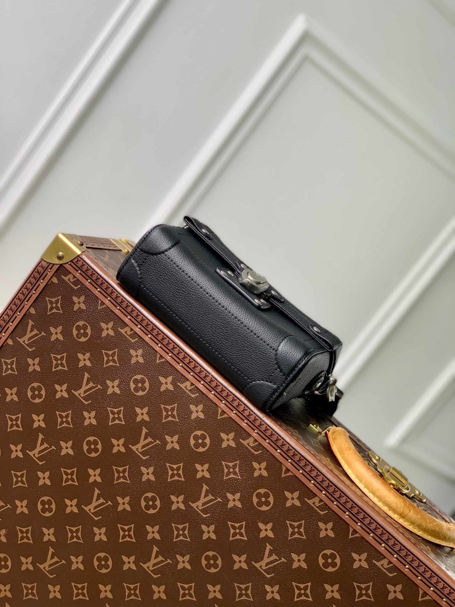 SOUL TRUNK 19 IN BLACK CALFSKIN SILVER HARDWARE