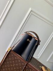 BLOOM PM 21 IN BLACK CALFSKIN GOLD HARDWARE