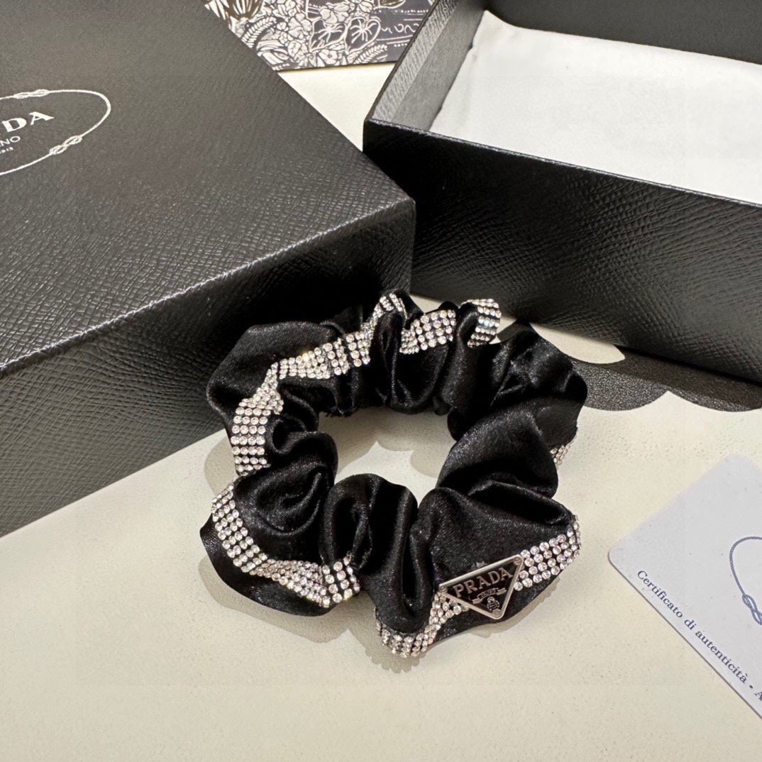 SCRUNCHIE IN BLACK VELVET WITH CRYSTAL CHAIN 369301