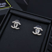 TWISTED ROPE STUD EARRINGS IN METAL WITH WHITE PEARLS