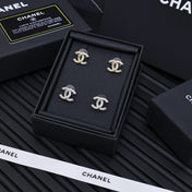 TWISTED ROPE STUD EARRINGS IN METAL WITH WHITE PEARLS