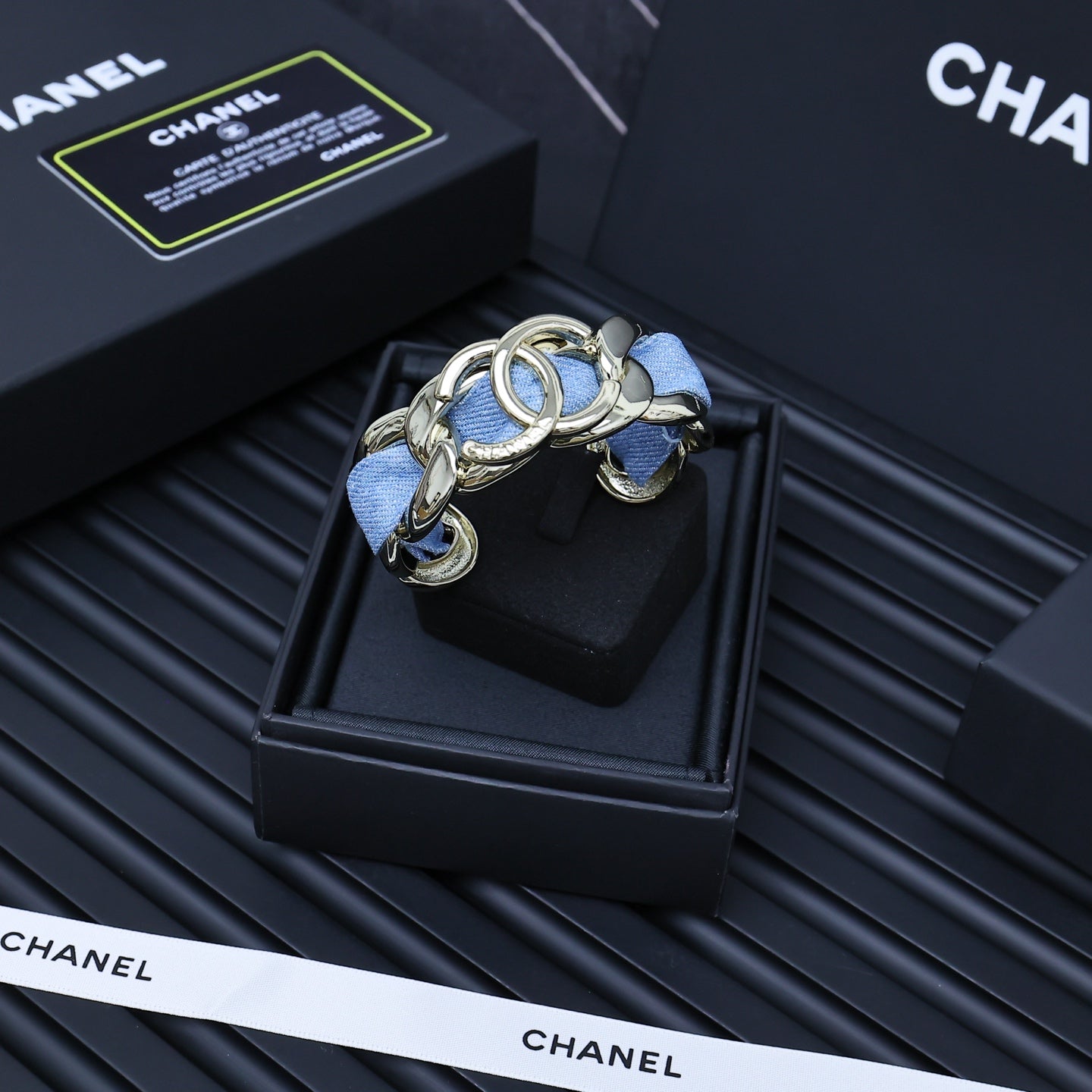 CC 25P IN DENIM-THREADED WIDE CHAIN GOLD METAL BRACELET