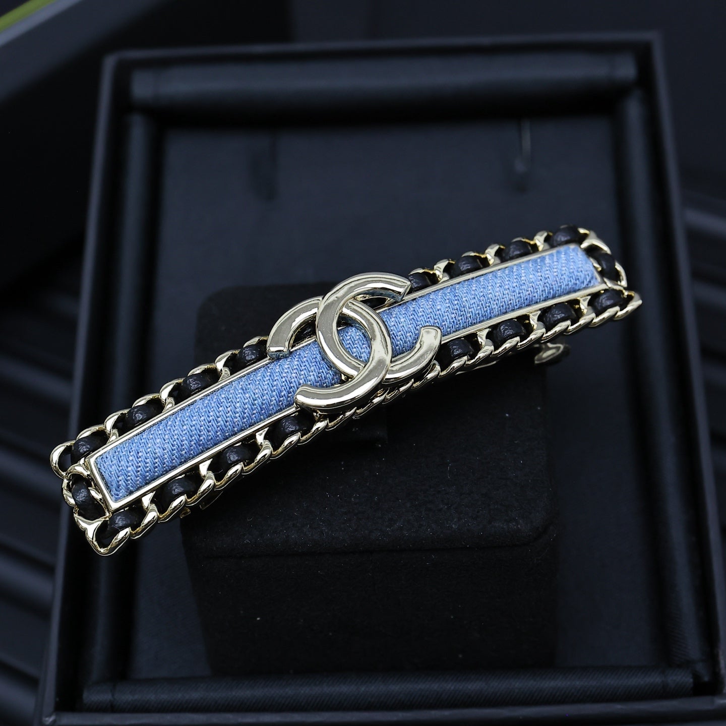 CHANEL 25P LEATHER-THREADED HAIR CLIP