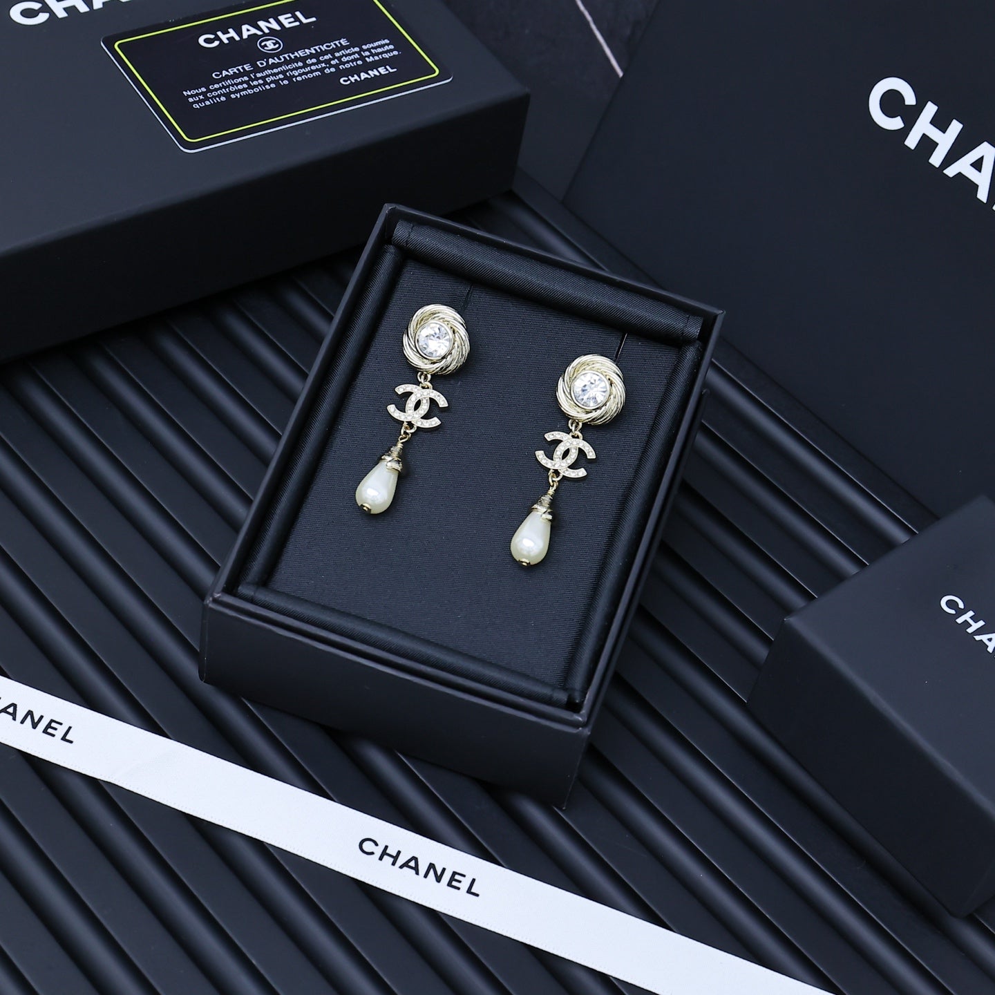 25S TWISTED RIBBED DOUBLE C IN GOLD METAL LONG PEARL PENDANT EARRINGS