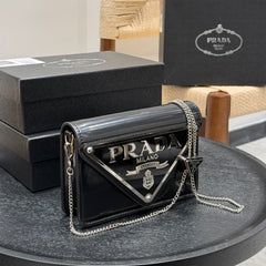 TRIANGLE LOGO WALLET ON CHAIN 19 IN BLACK SAFFIANO LEATHER