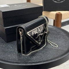 TRIANGLE LOGO WALLET ON CHAIN 19 IN BLACK SAFFIANO LEATHER