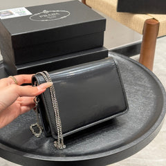 TRIANGLE LOGO WALLET ON CHAIN 19 IN BLACK SAFFIANO LEATHER