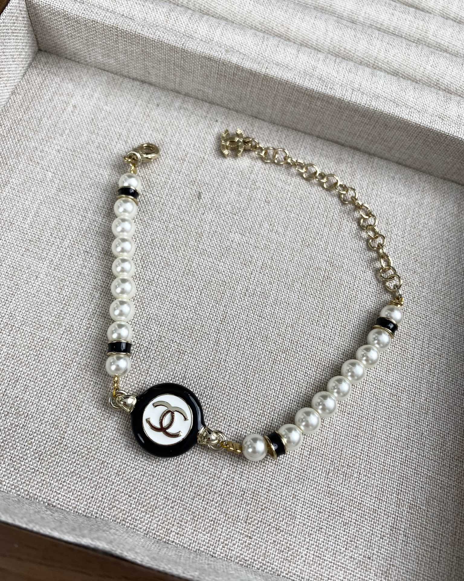 CLASSIC CC PEARL CHAIN NECKLACE WITH IMITATION PEARLS BLACK RESIN