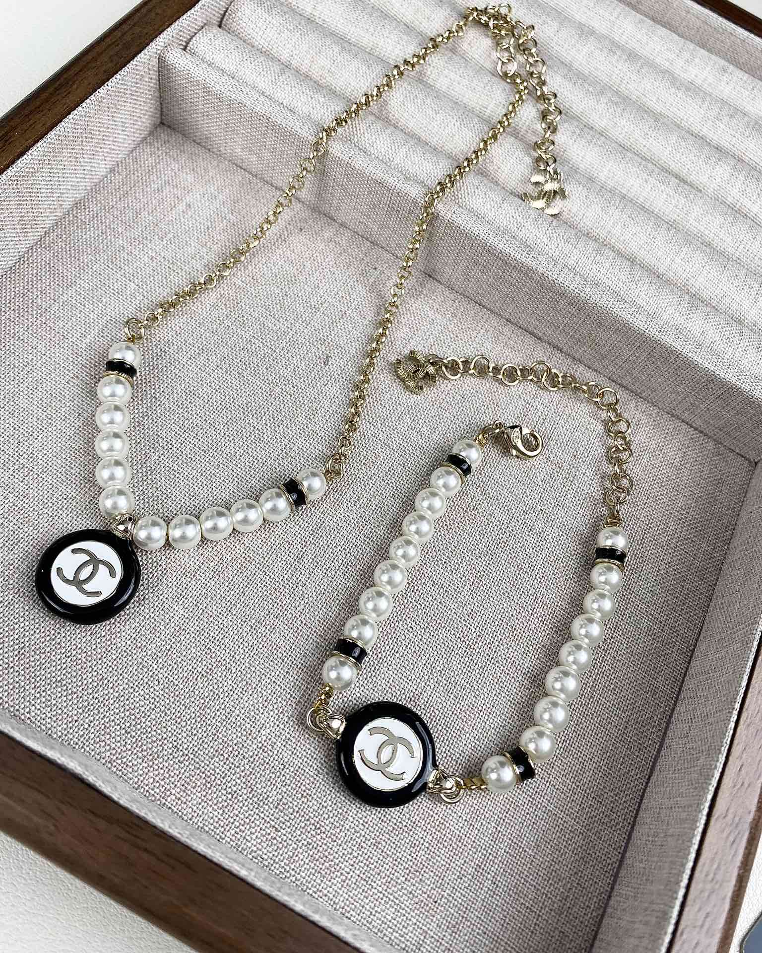 CLASSIC CC PEARL CHAIN NECKLACE WITH IMITATION PEARLS BLACK RESIN