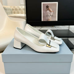 SQUARE TOE PUMPS IN WHITE GLOSSY CALFSKIN ATTACHED BOW