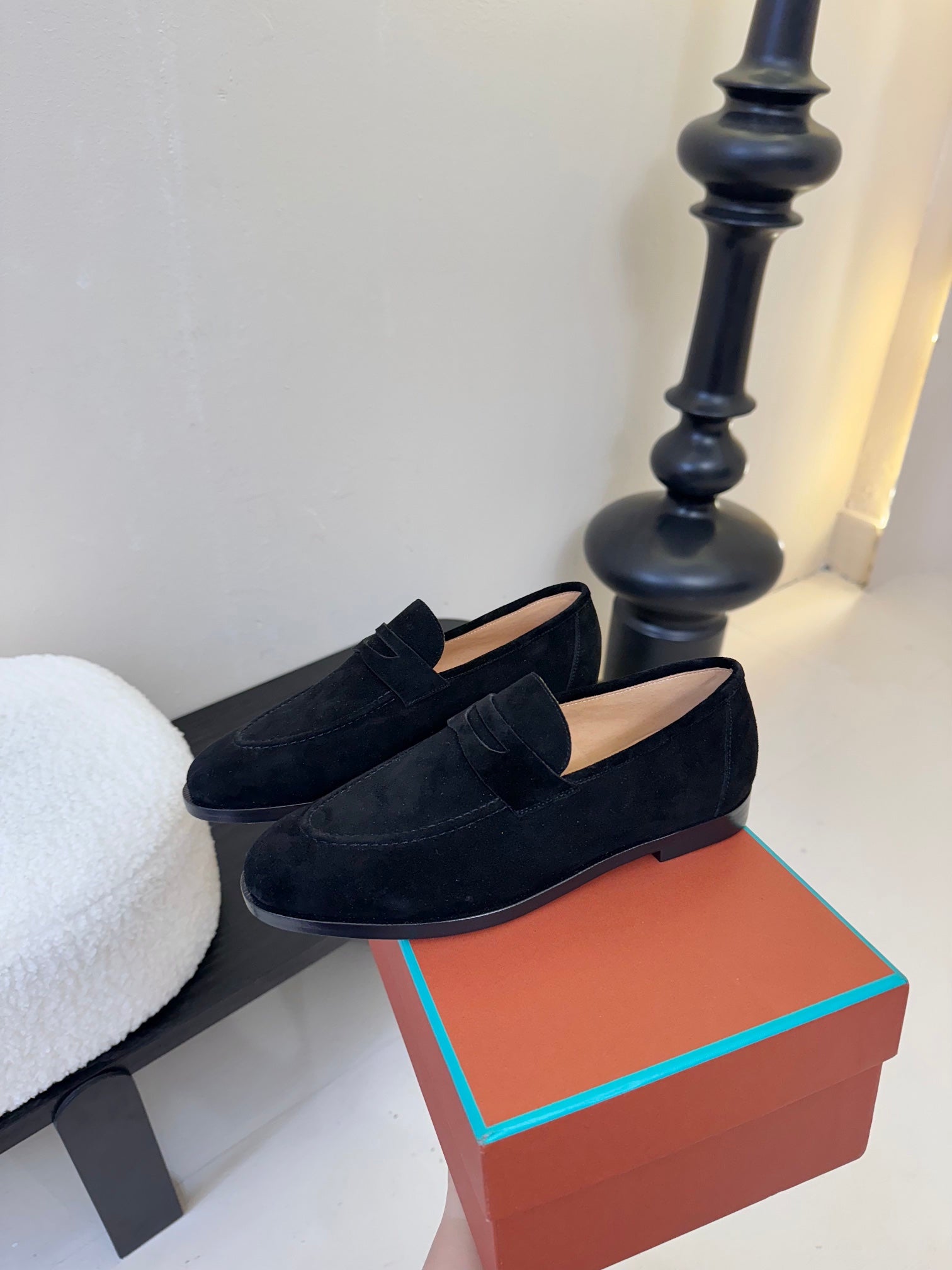 CLASSIC LOAFERS IN BLACK SUEDE