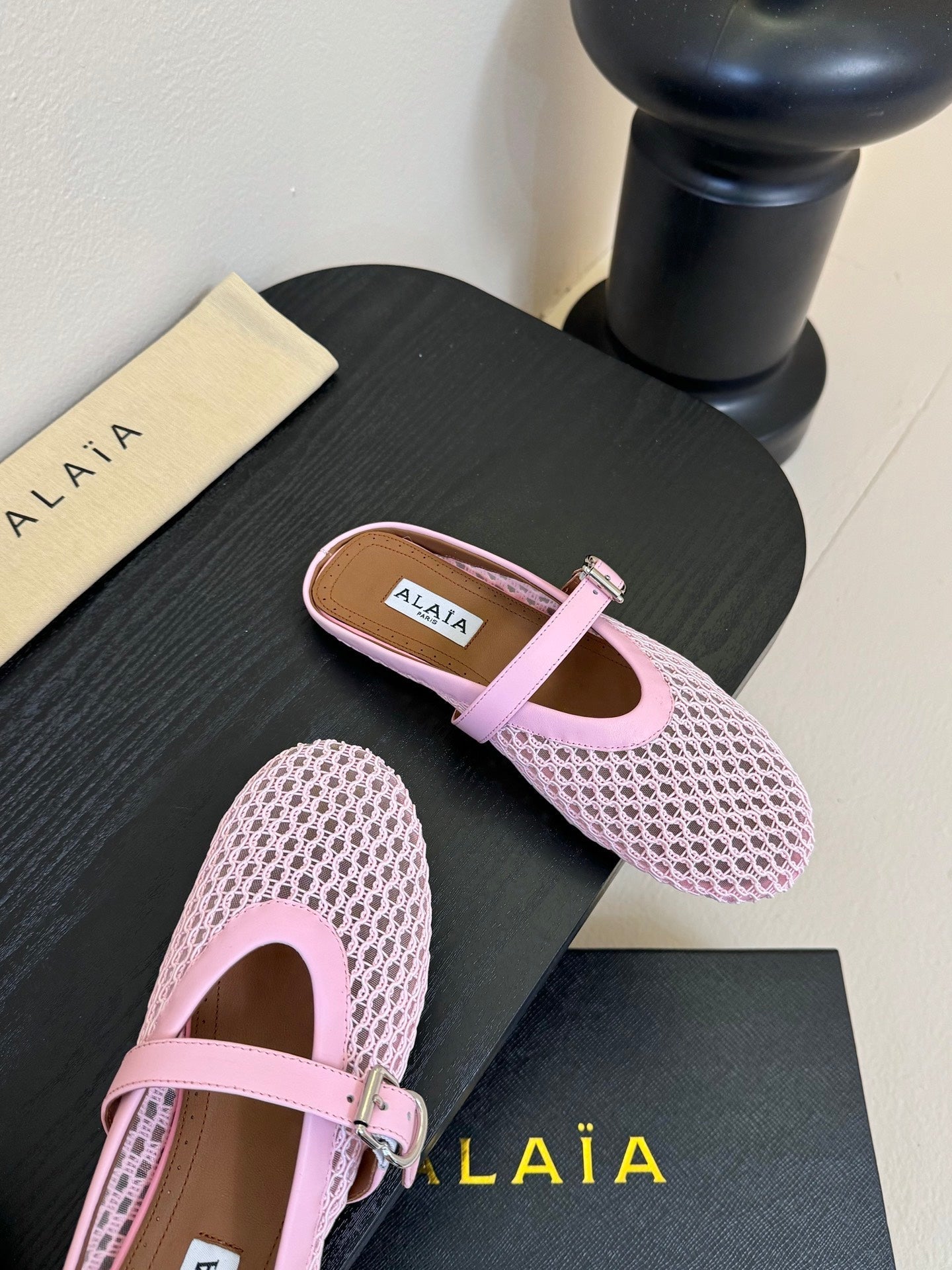 ALAIA FLAT MULES 25S IN BLUSH PINK WOVEN MESH