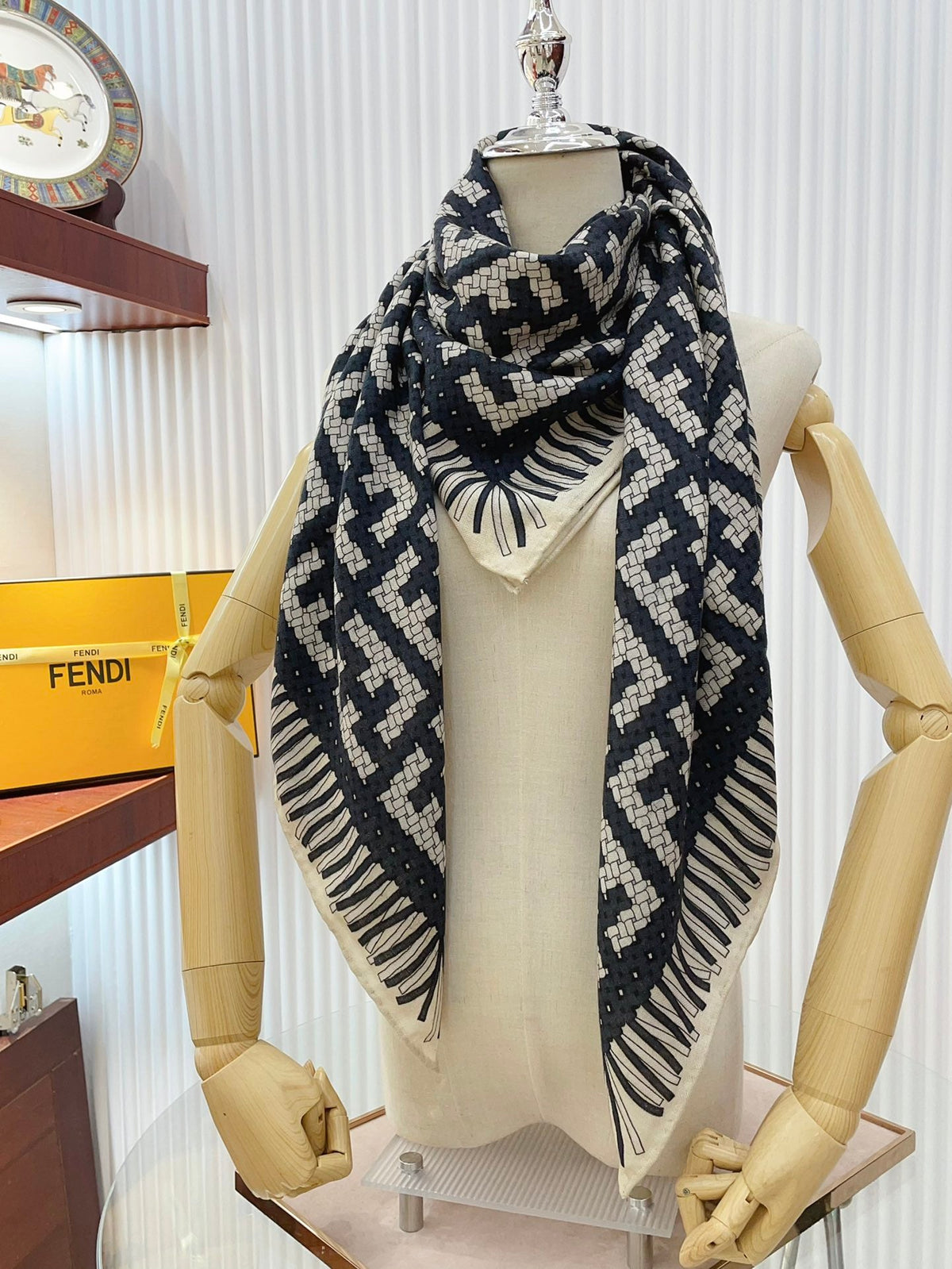 FF PONCHO 140 CM SCRAF IN BLACK MONOGRAM SILK CASHMERE