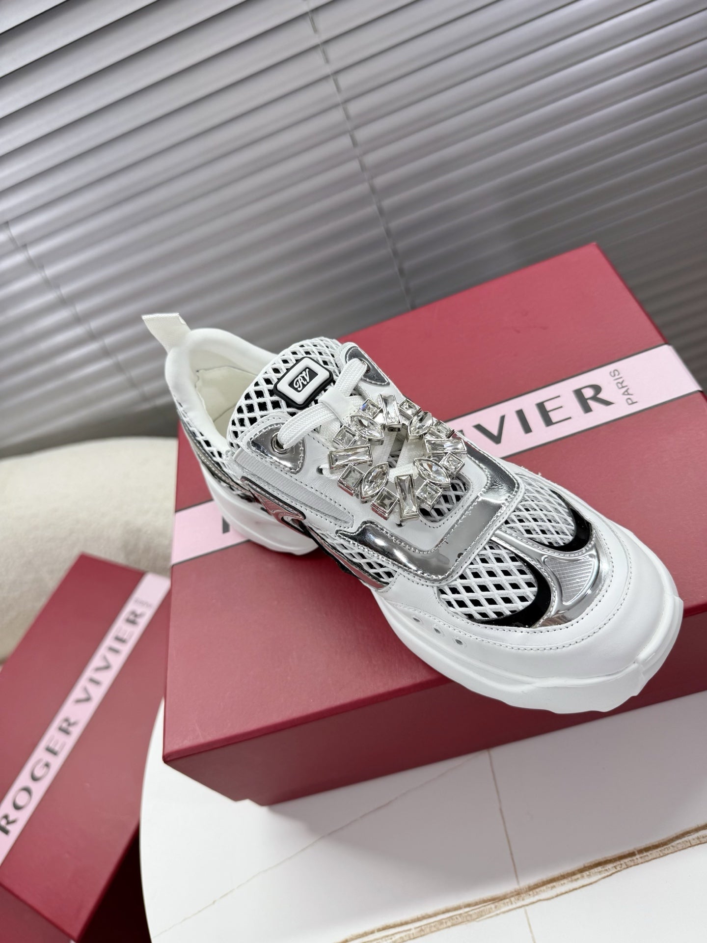 VIV' ON THE RUN SNEAKERS IN SILVER PATENT CALFSKIN AND WHITE FABRIC