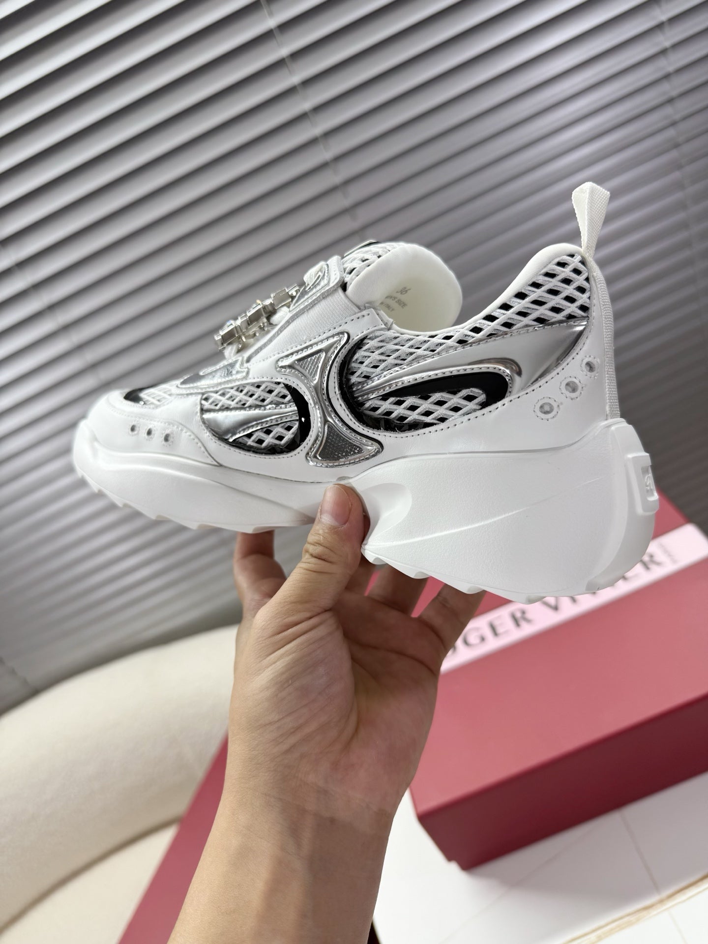 VIV' ON THE RUN SNEAKERS IN SILVER PATENT CALFSKIN AND WHITE FABRIC