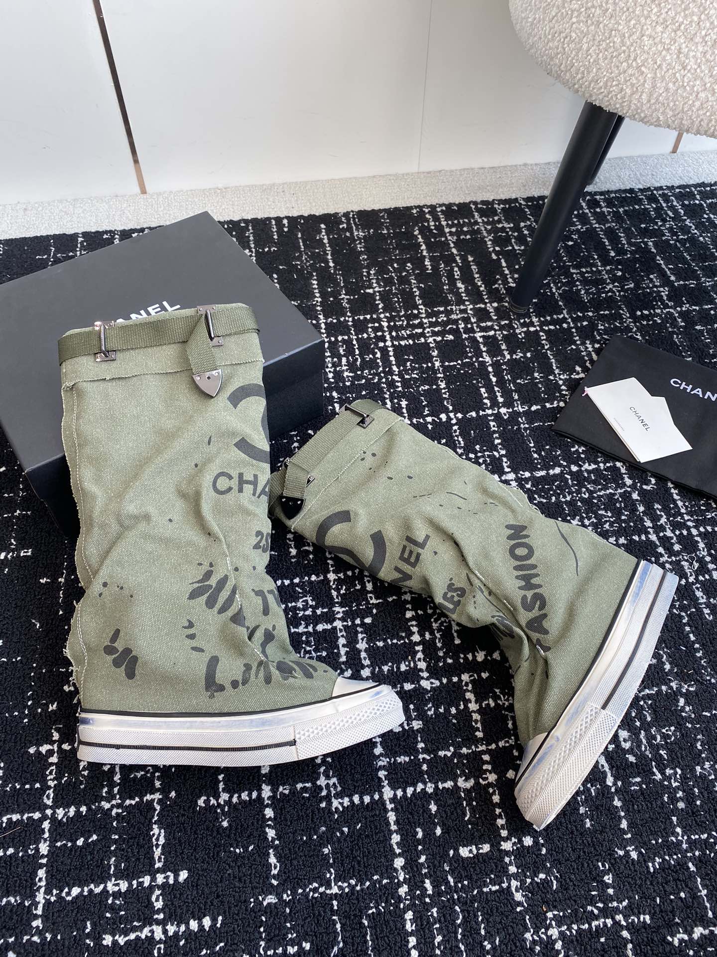 HIGH BOOTS IN ARMY GREEN CANVAS