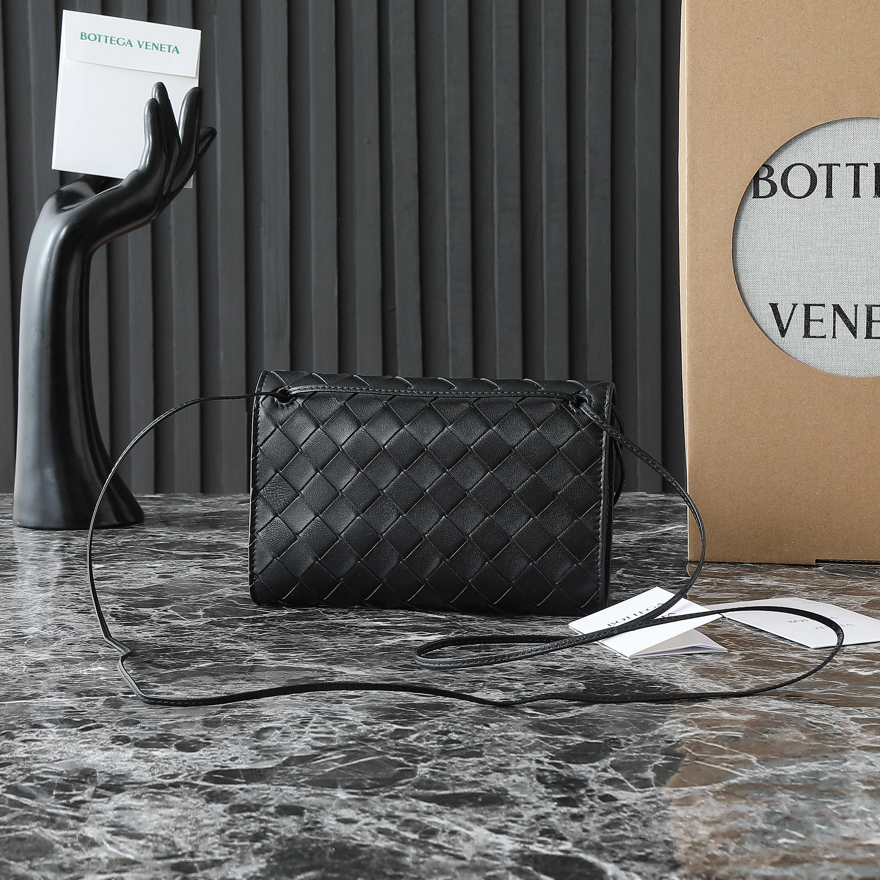 BOTTEGA VENETA 25S ANDIAMO POUCH 19 IN BLACK CALFSKIN GOLD HARDWARE